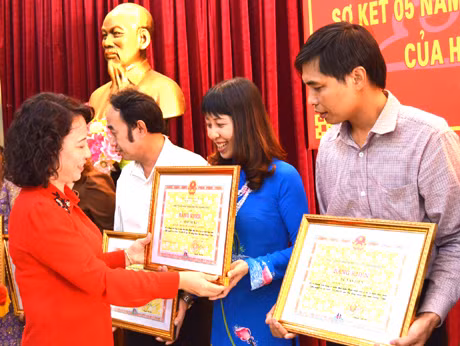Đồng chí PCT tạng băng khen cho các tâp thể cá nha có thành tich 