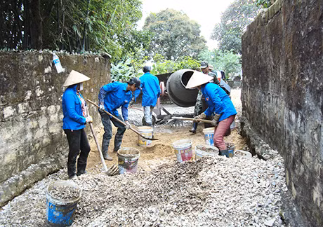 ĐVTN tham gia làm đường bê tông liên thôn tại thôn Đá Trắng, xã Thống Nhất (Hoành Bồ).