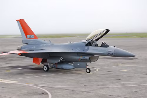 Một nguyên mẫu mục tiêu bay QF-16.