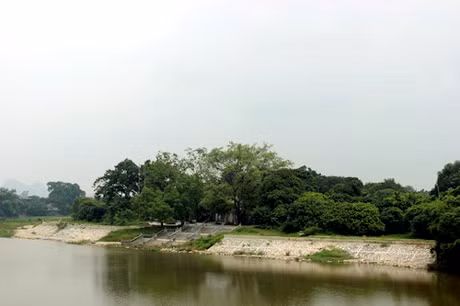 Từ cầu treo Cấm Sơn bắc qua sông Đáy, nhìn xuống chùa Bà Đanh, đã thấy không gian thật... “vắng như chùa Bà Đanh”....