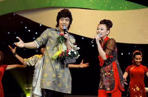  Cuối năm 2009, thành công đến với Wanbi khi anh cùng ca sĩ Thu Thủy nhận được giải thưởng Ca sĩ triển vọng trong năm của bảng xếp hạng Làn Sóng Xanh.