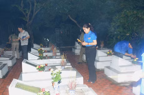 ĐVTN TP Cẩm Phả dâng hương, thắp nến tri ân các Anh hùng liệt sỹ.