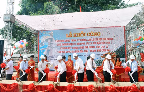 Công trình kè chống sạt lở đoạn từ Bến phà Tài Xá cũ đến chân cầu Vân Đồn I là một trong những công trình trọng điểm được ưu tiên đầu tư vốn của TP Cẩm Phả. Trong ảnh: Các đại biểu tham gia lễ khởi công công trình ngày 18-6-2013.