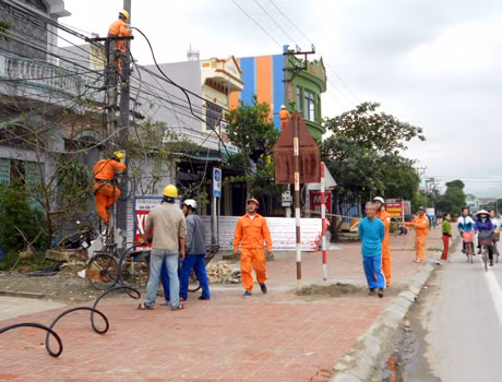 Công nhân Điện lực Hải Hà thay mới đường dây hạ áp trên khu vực thị trấn Quảng Hà sau khi tiếp nhận bàn giao lưới điện nông thôn.