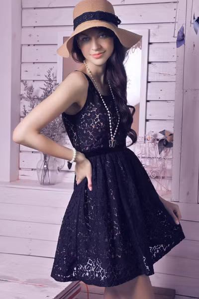 Những ngày hè lãng mạn của bạn sẽ thêm phần ngọt ngào với chiếc đầm ren nữ tính Với lớp vải lót màu nude thời trang được phối với ren đen huyền bí, cô gái ngọt ngào sẽ trở nên thật cuốn hút và có phần bí ẩn.