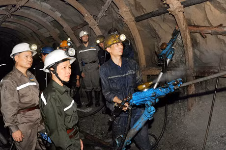 Lãnh đạo LĐLĐ tỉnh, Công đoàn Công ty Than Mạo Khê kiểm tra công tác an toàn bảo hộ lao động tại Phân xưởng Đào lò 5, Công ty Than Mạo Khê - Vinacomin. Ảnh: MẠNH HÙNG (Công ty Than Mạo Khê)