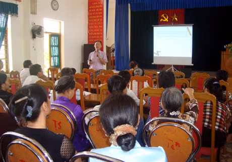 Sở LĐ-TB&XH tổ chức trợ giúp pháp lý bằng phương pháp “2 chiều” cho các đối tượng nuôi dưỡng, chăm sóc trẻ em tại phường Thanh Sơn, Uông Bí. Ảnh: Tư liệu