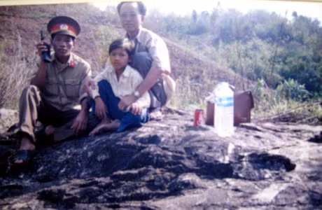 Ông Nguyễn Bá Sơn (thứ nhất, phải sang) trong một đợt đi tìm đồng đội ở Kon Tum. (Ảnh do ông Sơn cung cấp)