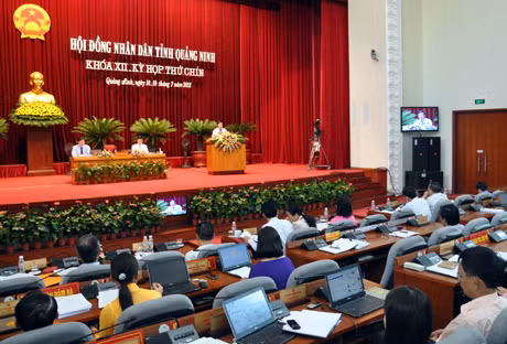 Quang cảnh phiên thảo luận tại hội trường trong ngày làm việc thứ 2, kỳ họp thứ 9, HĐND tỉnh khoá XII.