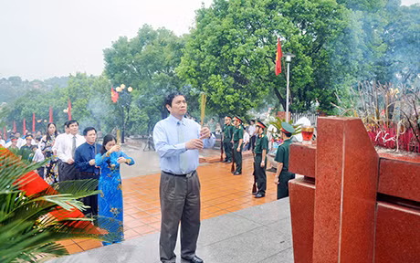 Đồng chí Bí thư Tỉnh ủy dẫn đầu đoàn đại biểu dâng hương tại Nghĩa trang liệt sĩ Hà Tu (phường Hà Tu, TP Hạ Long).