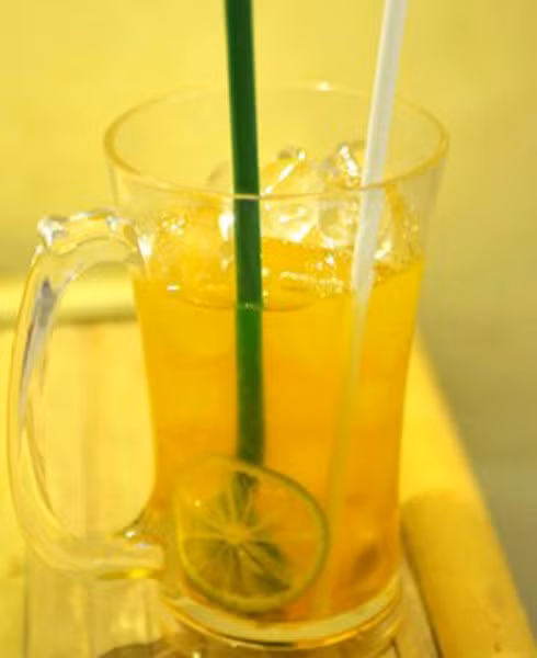  Những ly trà chanh đẹp mắt, thơm ngon, có thể được pha từ hương liệu của Trung Quốc hoặc chè cám - loại dùng để ướp xác. Ảnh: H.S.