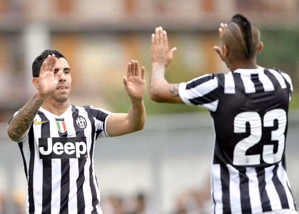 Carlos Tevez chỉ cần 46 phút thi đấu để "mở tài khoản" bàn thắng cho Juventus, khi kết thúc sắc gọn một pha phối hợp tam giác đẹp mắt được châm ngòi từ Fernando Llorente, người đá cặp danh tiếng với anh.