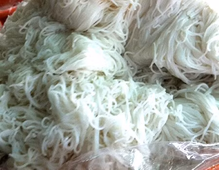 Bún không dùng hóa chất làm trắng thường không có màu trắng hơn quá nhiều so với gạo. Ảnh: Phương Nghi.