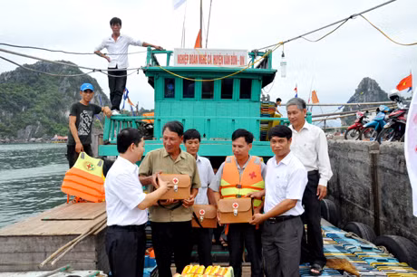 Hội CTĐ tỉnh trao túi cứu thương, áo phao cho Chi hội CTĐ Nghiệp đoàn nghề cá Cái Rồng (Vân Đồn) trong ngày thành lập Chi hội 1-6-2012.