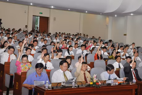 Các đại biểu biểu quyết thông qua chương trình kỳ họp.