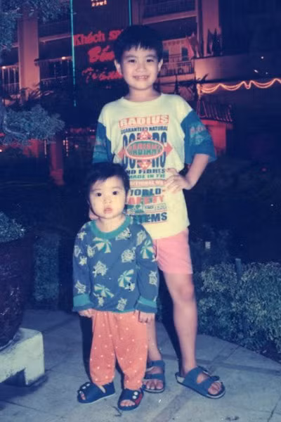  Wanbi Tuấn Anh tên thật là Nguyễn Tuấn Anh, sinh ngày 9/1/1987. Từ nhỏ anh là cậu bé hay cười nghịch ngợm. Bức ảnh chụp Tuấn Anh bên em gái.