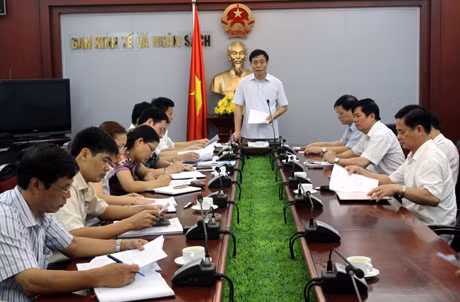 Đồng chí Vũ Ngọc Giao, Uỷ viên Ban Thường vụ Tỉnh uỷ, Trưởng Ban Kinh tế - Ngân sách chủ trì buổi họp thẩm tra các báo cáo, dự thảo nghị quyết trình kỳ họp thứ 9, HĐND tỉnh khoá XII.