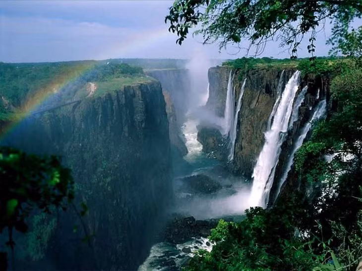 Thác Victoria tọa lạc ở sông Zambezi, trên biên giới giữa Zambia và Zimbabwe ở phía Nam Châu Phi, rộng khoảng 1,7 km và cao 128 m.