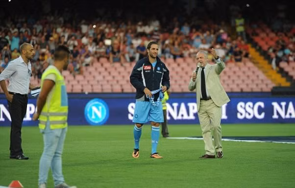 Higuain đã chính thức có mặt ở San Paolo - Ảnh: EPA