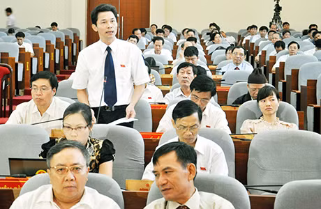 Đại biểu Hồ Văn Vịnh (Tổ Cẩm Phả) chất vấn cơ quan chức năng tại phiên họp sáng 19-7.