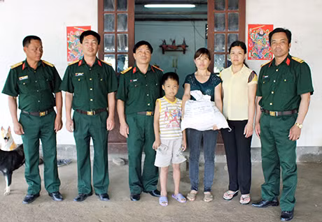 Cán bộ Lâm trường 156 tặng gạo cho gia đình Đống Ngọc Chiến.