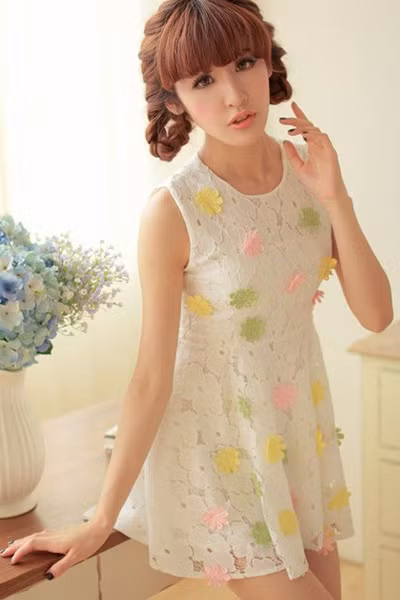 Những bông hoa màu nhạt được đính trên chiếc đầm ren đơn giản tạo nên điểm nhấn thật thú vị khiến cho phái nữ trở nên thật ngọt ngào. Dù là diện khi đến công sở hay khi dạo phố cuối tuần bạn vẫn sẽ rất thu hút và lôi cuốn.