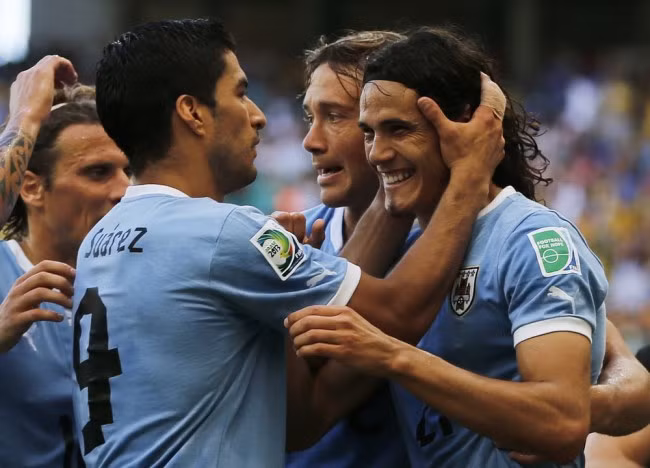 Luis Suarez và Edinson Cavani - Ảnh: AP