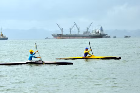 Các VĐV của đội tuyển Canoing Quảng Ninh luyện tập để chuẩn bị cho Đại hội TDTT toàn quốc lần thứ 7.