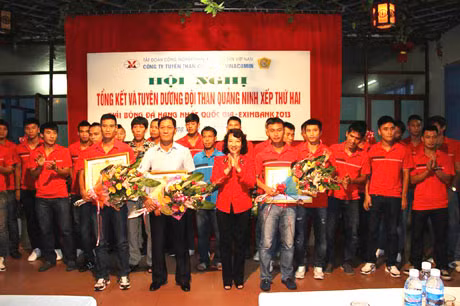 đồng chí Vũ Thị Thu Thủy, Phó Chủ tịch UBND tỉnh đã trao bằng khen của UBND tỉnh cho tập thể lãnh đạo, ban huấn luyện và các cầu thủ Than Quảng Ninh.