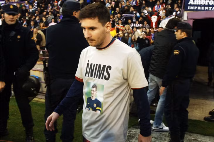 Messi và các đồng đội "ở ngay sau Tito trong cuộc chiến chống ung thư" - Ảnh: AS