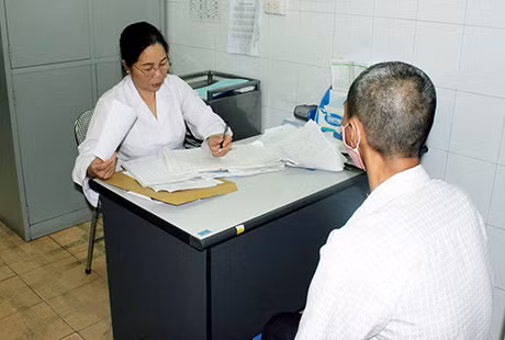 Bệnh nhân HIV khám bệnh tại Phòng khám ngoại trú, Bệnh viện Đa khoa tỉnh.