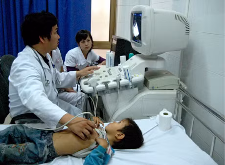 Siêu âm, khám sàng lọc tim cho trẻ em trên địa bàn tỉnh tại Bệnh viện Đa khoa tỉnh.