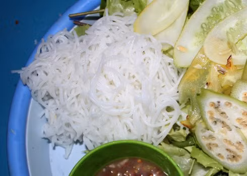  Chất huỳnh quang dùng để tẩy trắng bún, phở... có thể gây viêm loét dạ dày, suy thận và thậm chí là ung thư. Ảnh minh họa.