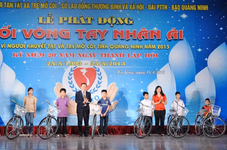 Hội Bảo trợ người tàn tật và trẻ mồ côi tỉnh trao tặng xe đạp cho các đối tượng người tàn tật và trẻ mồ côi tỉnh.