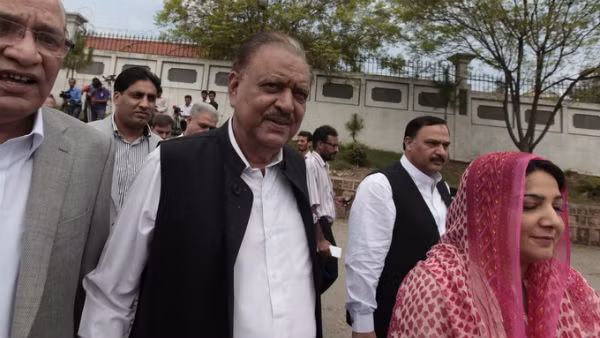 Ông Mamoon Hussain (giữa), người vừa đắc cử Tổng thống Pakistan nhiệm kỳ sắp tới. (Ảnh: Reuters)