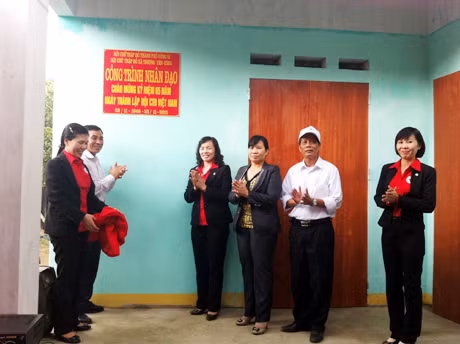 Hội Chữ thập đỏ TP Uông Bí làm lễ bàn giao nhà cho hộ gia đình anh Lý Văn Quý (xã Thượng Yên Công) năm 2011. Ảnh: Minh Quang (CTV)