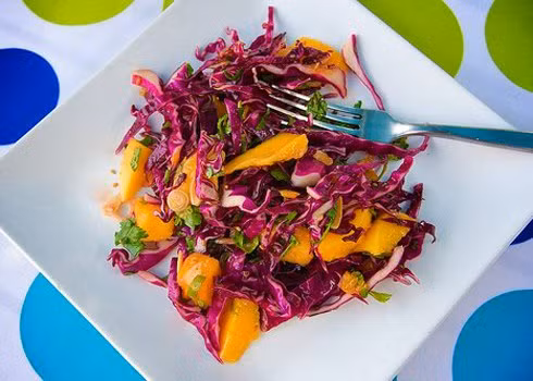 Các loại trái cây như xoài, lê, táo... là nguyên liệu ưa thích cho các món salad ngon miệng ngày hè. Ảnh: SCL.