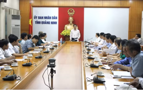 Đồng chí Đặng Huy Hậu, Phó Chủ tịch UBDN tỉnh phát biểu tại hội nghị