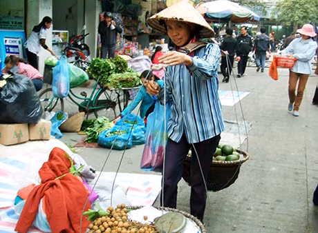 Lực lượng lao động tự do xuất hiện trên địa bàn tỉnh ngày càng đông. Ảnh: Lao động tự do bán hàng rong khu vực Chợ Hạ Long 1.