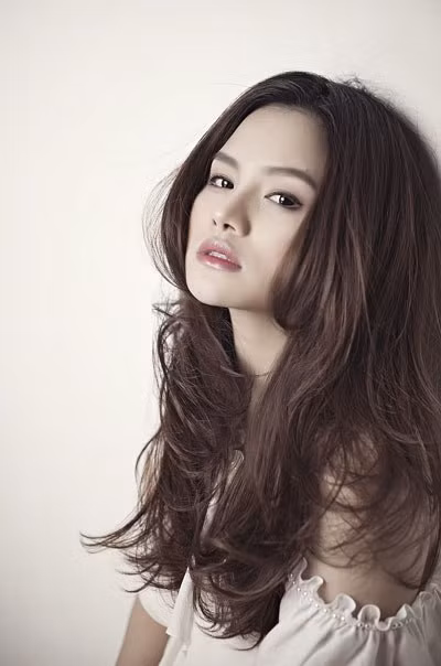 Hiện nay cô phụ chồng chăm lo việc kinh doanh và tiếp tục hoàn thành vai trò của một nhà thiết kế thời trang.