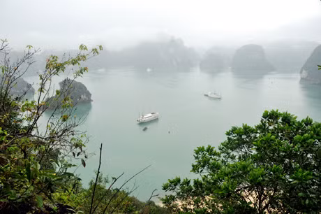 Đến thời điểm này, Vịnh Hạ Long vẫn là di sản duy nhất của Việt Nam hai lần được UNESCO công nhận là di sản thế giới. Ảnh: TRẦN MINH