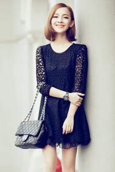 Dành cho những cô nàng yêu thích sự đơn giản, chiếc đầm ren xoè tay lỡ sẽ là sự lựa chọn thật thú vị. Chút điểm nhấn nhẹ là lớp voan dưới chân váy cũng sẽ giúp bạn trở nên thật nổi bật nhưng vẫn giữ được phong cách đơn giản quen thuộc của bạn.