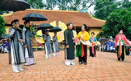 Các nghệ nhân say sưa với những làn điệu hát đúm, hò biển gắn liền với truyền thống quai đê, lấn biển lập làng năm xưa của Tiên Công.