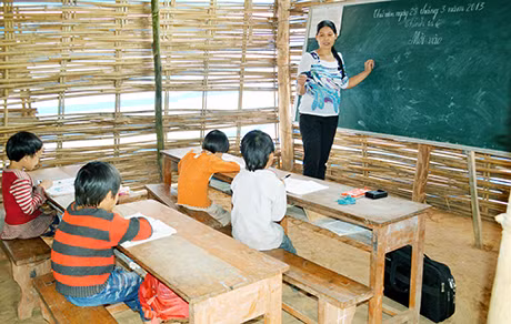 Cô, trò điểm trường Bản Danh, Trường PTDTBT TH&THCS Hà Lâu, Tiên Yên đang phải học trong phòng học tạm bằng tranh, tre.