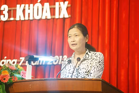 Đồng chí Đỗ Thị Hoàng, Phó Bí thư Thường trực Tỉnh ủy, Trưởng Đoàn ĐBQH tỉnh phát biểu tại hội nghị