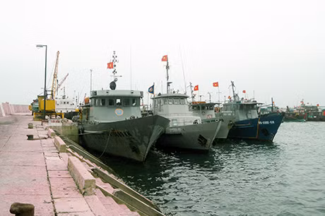 Tàu kiểm ngư Quảng Ninh trước giờ xuất bến đi kiểm tra tại vùng đánh cá chung Vịnh Bắc bộ.