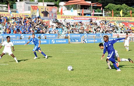 TQN (áo xanh) lần đầu tiên có mặt tại V-League.