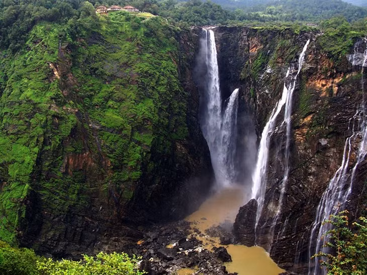 Thác Jog tại bang Karnataka, phía Tây Nam Ấn Độ. Với độ cao gần 253 m, Jog là một trong những thác nước thẳng cao nhất ở đất nước này.