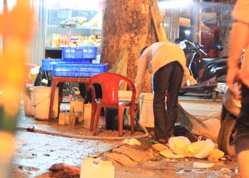  Người đàn ông này đang lấy nước máy, cho ít trà vào để làm trà đá cho thực khách. Ảnh: Khánh Hòa.