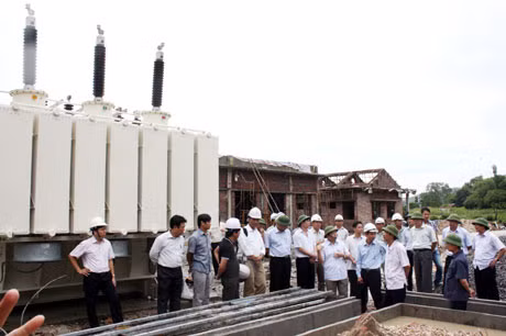 Đồng chí Nguyễn Văn Đọc, Chủ tịch UBND tỉnh kiểm tra tiến độ xây dựng trạm biến áp 110kV tại xã Vạn Yên (Vân Đồn).